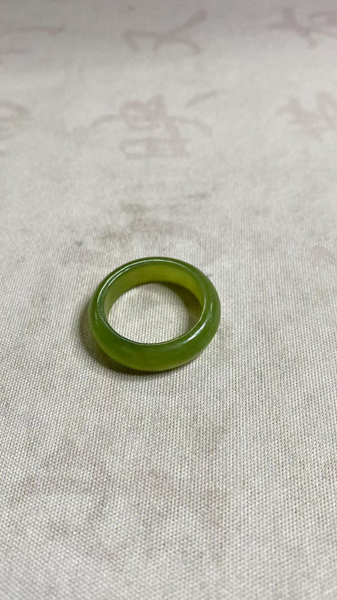 Cincin giok Xiuyan yang indah, ukuran: 18mm, warna hijau muda, cantik dipakai, sudah termasuk pajak pengiriman