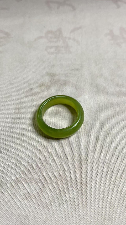 Cincin giok Xiuyan yang indah, ukuran: 18mm, warna hijau muda, cantik dipakai, sudah termasuk pajak pengiriman