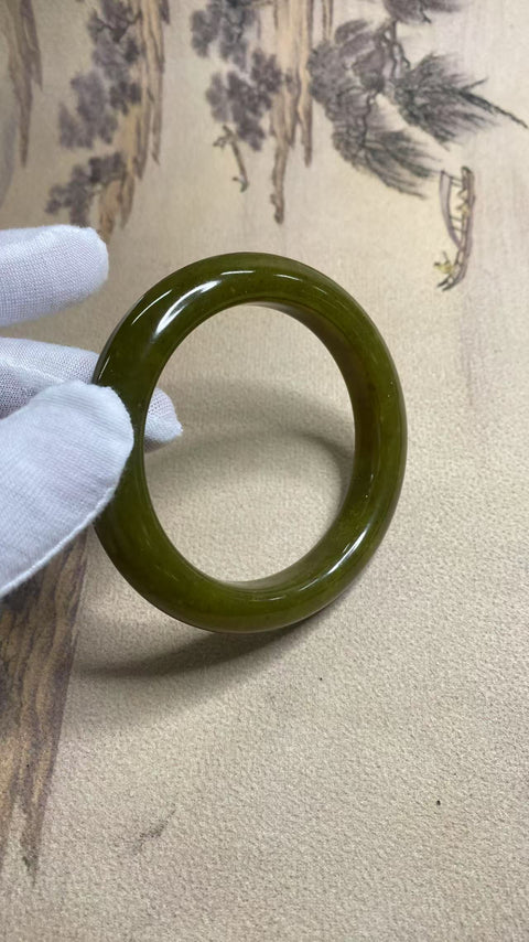 Gelang giok Xiuyan yang indah, diameter 62 mm, lebar tepi 13,7 mm. Batu alam terbentuk secara alami, dengan pola acak. Gratis ongkir dan pengiriman