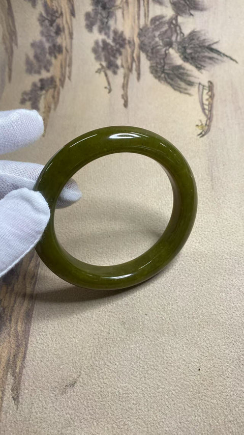 Gelang giok Xiuyan yang indah, diameter 62 mm, lebar tepi 13,7 mm. Batu alam terbentuk secara alami, dengan pola acak. Gratis ongkir dan pengiriman