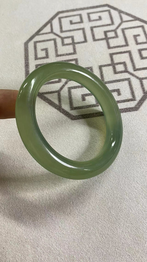 Gelang giok Xiu yang indah, diameter 58,2 mm, lebar samping: 12,1 mm, giok diproduksi secara alami dengan pola acak. Gratis ongkir dan pajak