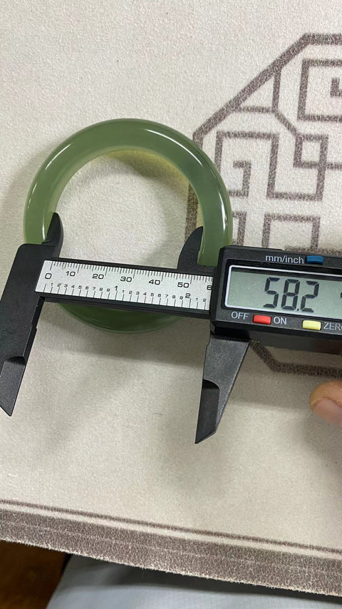 Gelang giok Xiu yang indah, diameter 58,2 mm, lebar samping: 12,1 mm, giok diproduksi secara alami dengan pola acak. Gratis ongkir dan pajak