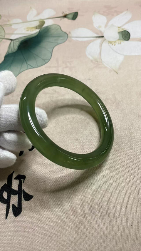 Gelang giok hijau penuh giok Xiuyan yang indah, giok mengambang di dalam giok, diameter 61 mm, ketebalan batang 8,5 mm, batu alam terbentuk secara alami, pola acak, termasuk pajak dan biaya pengiriman