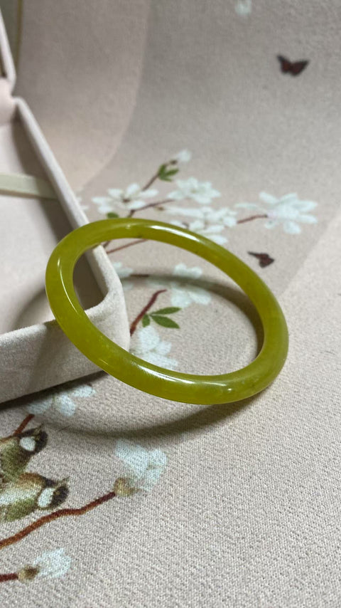 Gelang kecantikan giok Xiuyan kuning minyak ayam yang indah, diameter 58,1 mm, batu alam terbentuk secara alami, pola acak, termasuk pajak dan biaya pengiriman