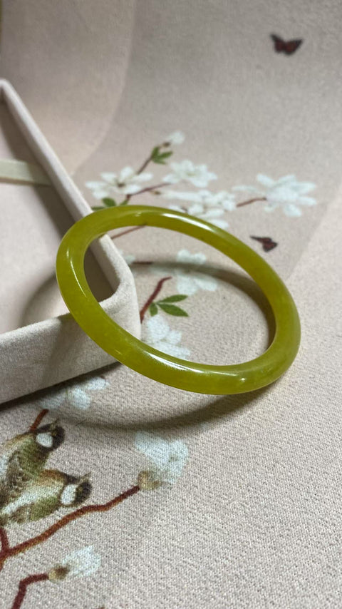 Gelang kecantikan giok Xiuyan kuning minyak ayam yang indah, diameter 58,1 mm, batu alam terbentuk secara alami, pola acak, termasuk pajak dan biaya pengiriman