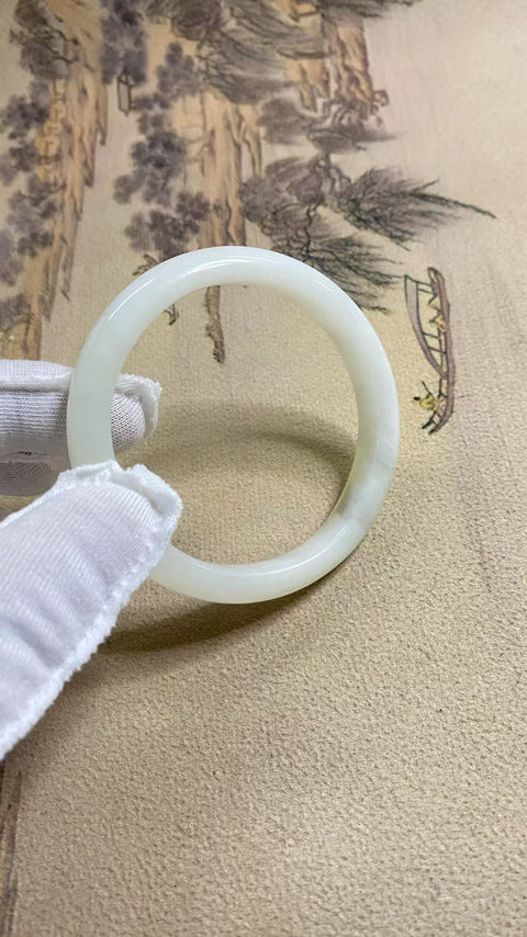 Gelang giok Xiuyan yang indah, cahaya bulan putih, diameter 59 mm, ketebalan batang 11.2 mm, batu alam terbentuk secara alami, pola acak, termasuk pajak pengiriman