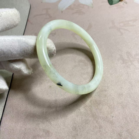 Gelang kecantikan tinta giok Xiuyan yang indah, diameter 56,5mm, batu alam terbentuk secara alami, pola acak, termasuk pajak pengiriman