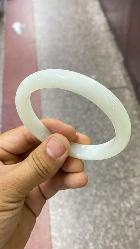 Gelang giok Xiuyan yang indah - Cahaya Bulan Putih. Diameter 64-66. Lebar tepinya 11,3 mm. Semua batu alamnya terbentuk secara alami, dan polanya acak. Gratis pajak pengiriman