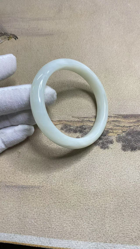 Gelang giok putih bulan sabit Xiuyan yang indah, diameter 57,6 mm, lebar tepi 10,8 mm, batu alam terbentuk secara alami, pola acak, gratis pajak pengiriman