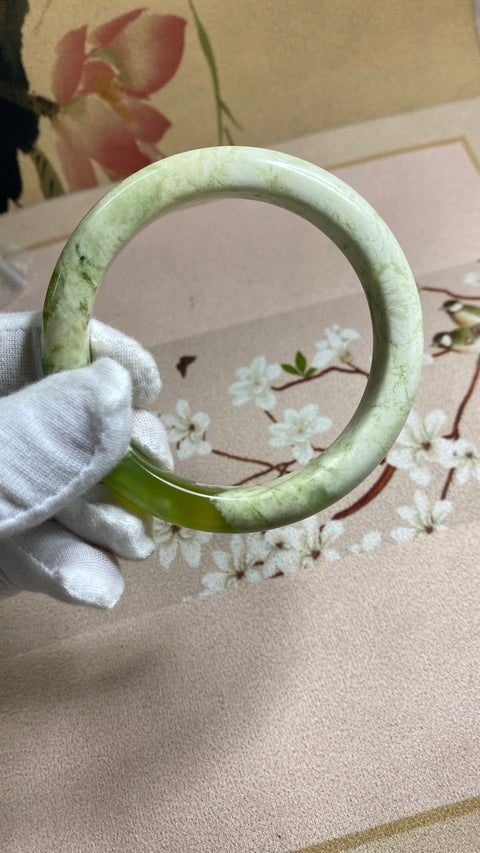 Gelang topi susu hijau Xiuyu yang indah, diameter 66,5 mm, lebar tepi 11 mm, batu alam alami, pola acak, gratis ongkos kirim dan pajak