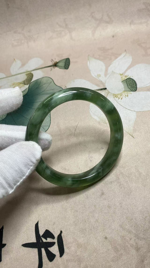 Gelang giok hijau penuh Xiuyan yang indah, giok mengambang di dalam giok, kekayaan seumur hidup, diameter 58,2 mm, lebar tepi 12,5 mm, batu alam terbentuk secara alami, pola acak, gratis ongkos kirim dan pajak
