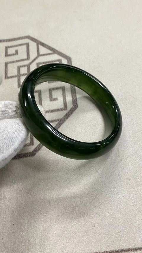 Gelang hijau penuh giok Xiu yang indah, diameter 58,8 mm, lebar samping: 14 mm, potongan giok semuanya alami dan memiliki pola acak sudah termasuk pengiriman dan pajak