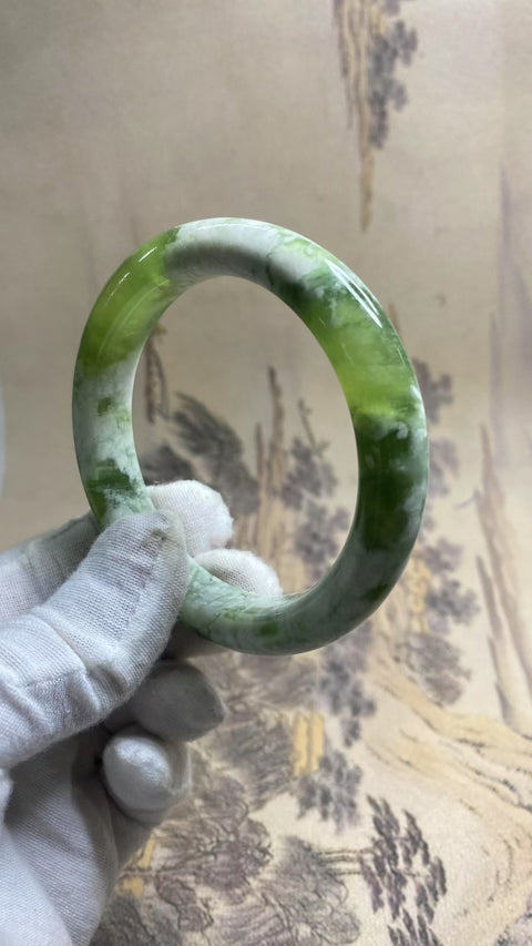 Gelang topi susu hijau Xiuyu yang indah, diameter 62,1 mm, lebar sisi 12,3 mm, batu alam alami, pola acak, gratis ongkos kirim dan pajak