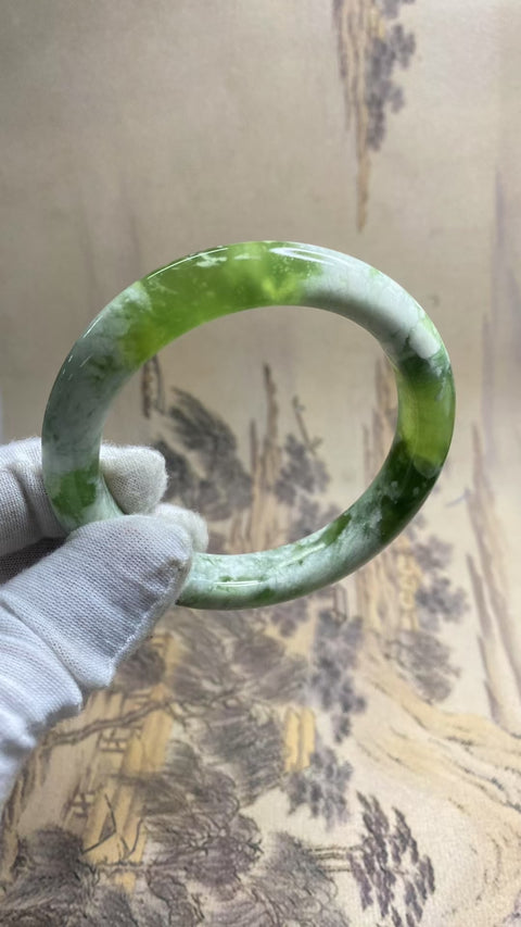 Gelang topi susu hijau Xiuyu yang indah, diameter 62,1 mm, lebar sisi 12,3 mm, batu alam alami, pola acak, gratis ongkos kirim dan pajak