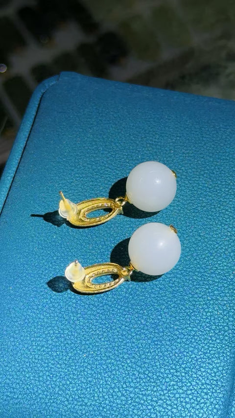 Anting giok Hetian Qingshui "sempurna" berbentuk bulat dan penuh dengan keanggunan oriental ~ tatahan perak 925 yang disikat. Ukuran: sekitar 12mm, batu alam terbentuk secara alami, polanya acak. Bebas biaya kirim dan pajak