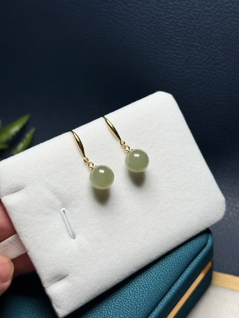 Anting giok Hetian Qingshui "sempurna" berbentuk bulat dan penuh dengan keanggunan oriental. Bertahtakan perak 925 berwarna. Ukuran: sekitar 10 mm, gratis ongkos kirim dan pajak