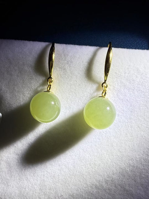 Anting giok Hetian Qingshui "sempurna" berbentuk bulat dan penuh dengan keanggunan oriental. Bertahtakan perak 925 berwarna. Ukuran: sekitar 10 mm, gratis ongkos kirim dan pajak