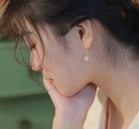 Anting giok Hetian Qingshui "sempurna" berbentuk bulat dan penuh dengan keanggunan oriental. Bertahtakan perak 925 berwarna. Ukuran: sekitar 10 mm, gratis ongkos kirim dan pajak