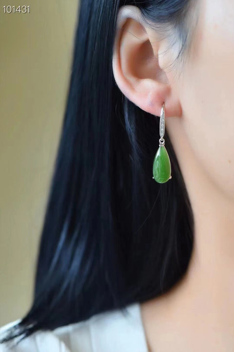 Anting Pejantan Hotan Jasper 925 Tatahan Perak Ukuran 35 * 8mm Gaya desain unik Giok yang halus dan hangat Sudah termasuk pajak pengiriman.