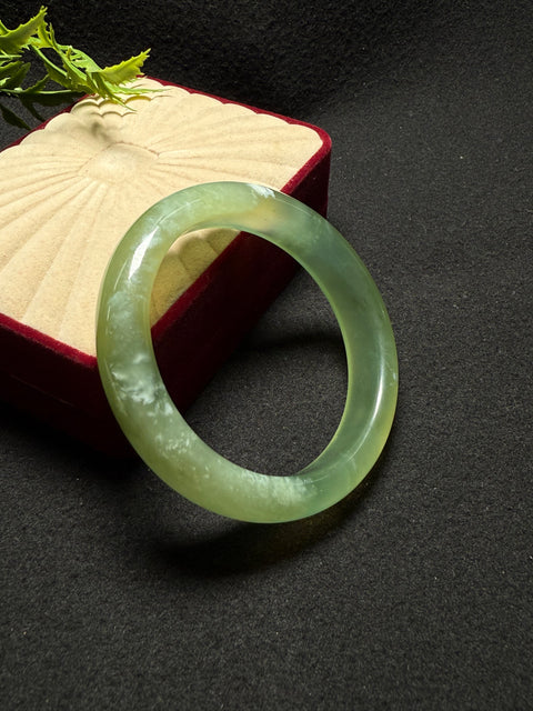 Gelang Jiacui Giok Xiuyan Alami Pola bunganya cerdas dan elegan. Gioknya halus dan hangat. Efeknya serbaguna. Ukuran: Kira-kira: 60,6-14,2-9,2㎜ Batu alam terbentuk secara alami, dan polanya acak. Bebas biaya kirim dan pajak