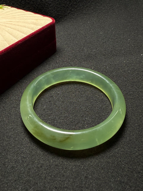 Gelang Jiacui Giok Xiuyan Alami Pola bunganya cerdas dan elegan. Gioknya halus dan hangat. Efeknya serbaguna. Ukuran: Kira-kira: 60,6-14,2-9,2㎜ Batu alam terbentuk secara alami, dan polanya acak. Bebas biaya kirim dan pajak