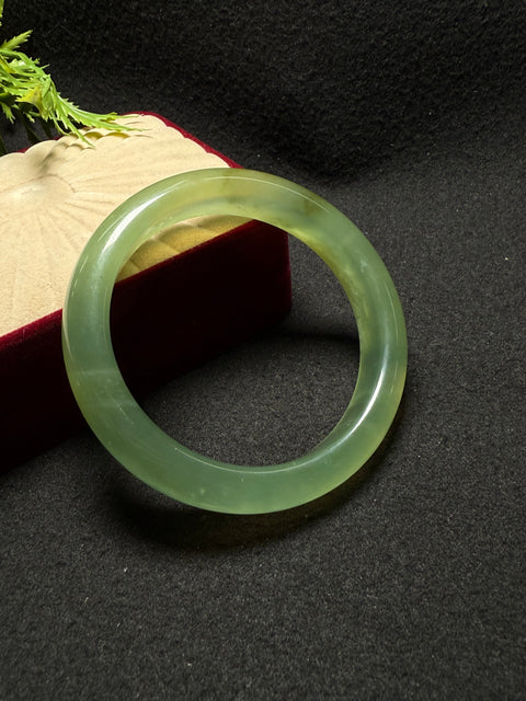 Gelang Jiacui Giok Xiuyan Alami Pola bunganya cerdas dan elegan. Gioknya halus dan hangat. Efeknya serbaguna. Ukuran: Kira-kira: 60,6-14,2-9,2㎜ Batu alam terbentuk secara alami, dan polanya acak. Bebas biaya kirim dan pajak
