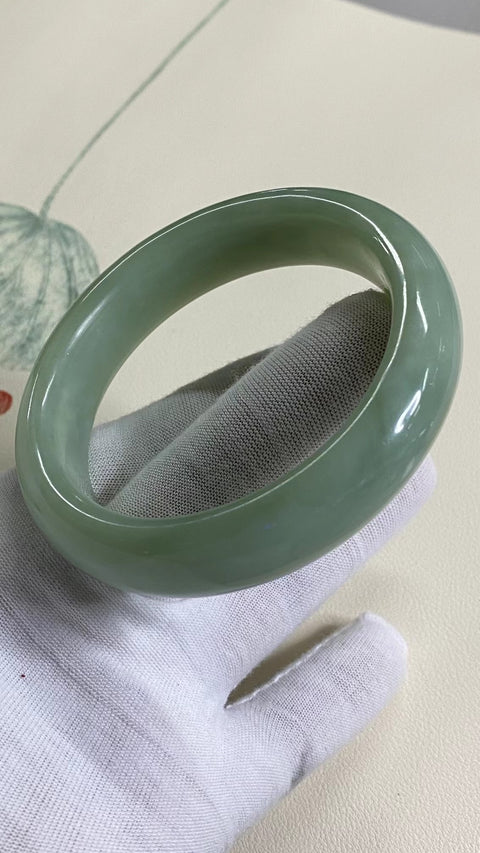 Gelang biru giok Xiu yang indah, dengan diameter 62,9 mm dan lebar samping 16,5 mm. Potongan giok semuanya diproduksi secara alami dengan pola acak. Sudah termasuk pengiriman dan pajak