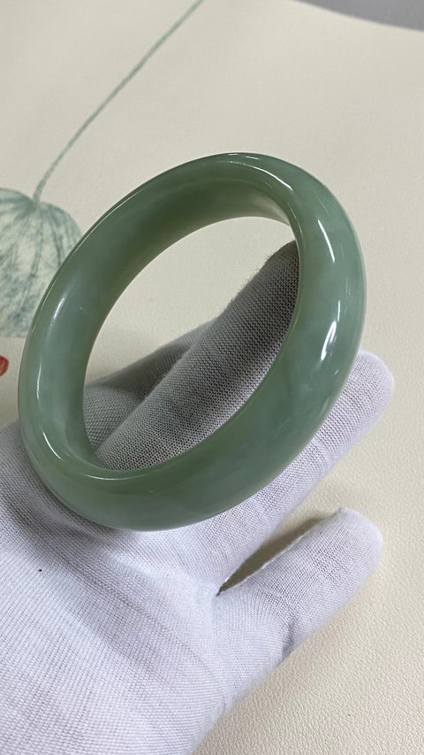 Gelang biru giok Xiu yang indah, dengan diameter 62,9 mm dan lebar samping 16,5 mm. Potongan giok semuanya diproduksi secara alami dengan pola acak. Sudah termasuk pengiriman dan pajak