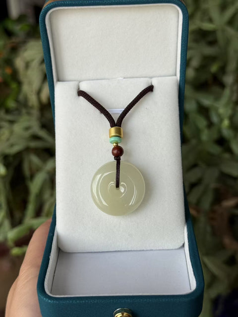 Air Madu Giok Hetian "Peace Buckle" terbuat dari batu giok halus dan berstruktur padat. Berarti kedamaian dan kebahagiaan, serta semoga semua keinginan Anda terwujud. Ukuran: sekitar 27×8mm. Gratis biaya pengiriman dan pajak sudah termasuk