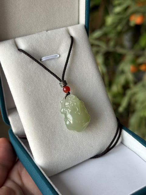 Giok Hetian "Pixiu" menangkal roh jahat, menarik kekayaan, dan menjamin keamanan. Giok ini halus dan hangat, dengan struktur yang kompak. Dimensi: sekitar 25×17×10㎜, termasuk ongkos kirim dan pajak