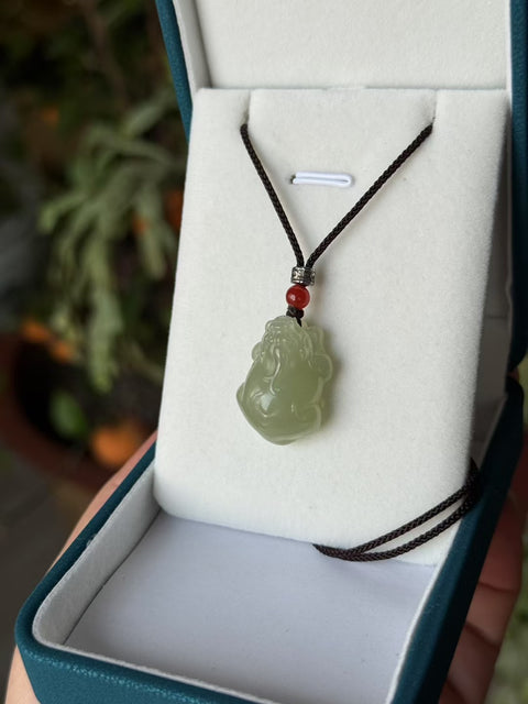 Giok Hetian "Pixiu" menangkal roh jahat, menarik kekayaan, dan menjamin keamanan. Giok ini halus dan hangat, dengan struktur yang kompak. Dimensi: sekitar 25×17×10㎜, termasuk ongkos kirim dan pajak