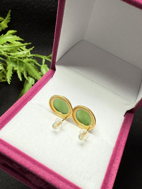 Anting Jasper Giok Hetian Berbentuk Telur. Gaya yang unik dan baru. Giok yang hangat dan lembut. Efek pemakaian yang memikat. Tatahan perak 925 yang disikat. Perkiraan ukuran: 11×9㎜. Gratis pengiriman dan pajak