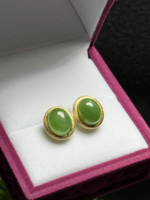 Anting Jasper Giok Hetian Berbentuk Telur. Gaya yang unik dan baru. Giok yang hangat dan lembut. Efek pemakaian yang memikat. Tatahan perak 925 yang disikat. Perkiraan ukuran: 11×9㎜. Gratis pengiriman dan pajak