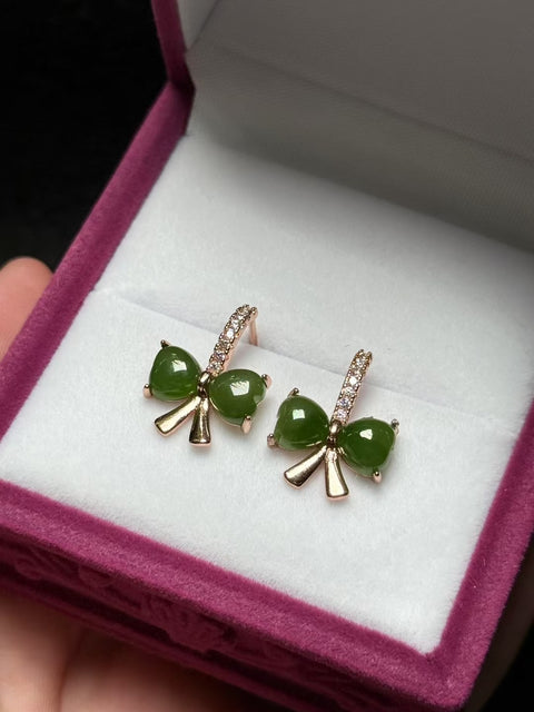 Anting "pita" giok Hetian berlapis perak 925 🎀 berbentuk hati. Kualitas giok murni, pengerjaan indah, sederhana dan elegan. Ukuran keseluruhan: sekitar 18×13㎜ Gratis biaya kirim dan pajak
