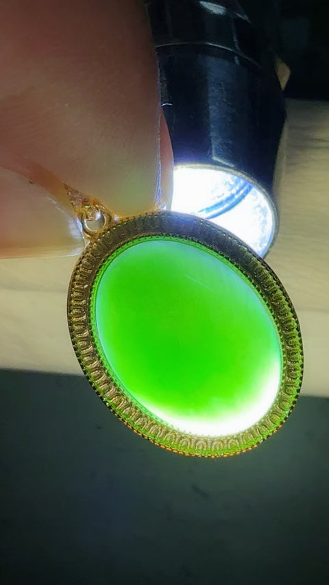 Liontin Giok Hetian "Oval" memiliki gaya yang unik dan baru. Efek pemakaiannya memikat. Bertahtakan perak 925 Dilapisi Warna Emas, Perkiraan ukuran: 16×12×6㎜. Gratis biaya kirim dan pajak