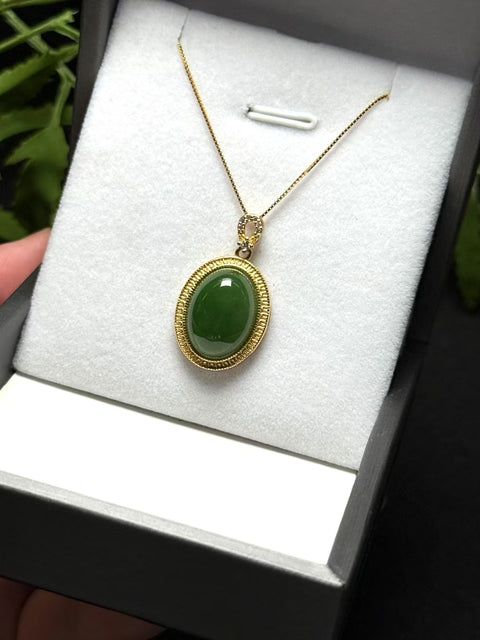 Liontin Giok Hetian "Oval" memiliki gaya yang unik dan baru. Efek pemakaiannya memikat. Bertahtakan perak 925 Dilapisi Warna Emas, Perkiraan ukuran: 16×12×6㎜. Gratis biaya kirim dan pajak