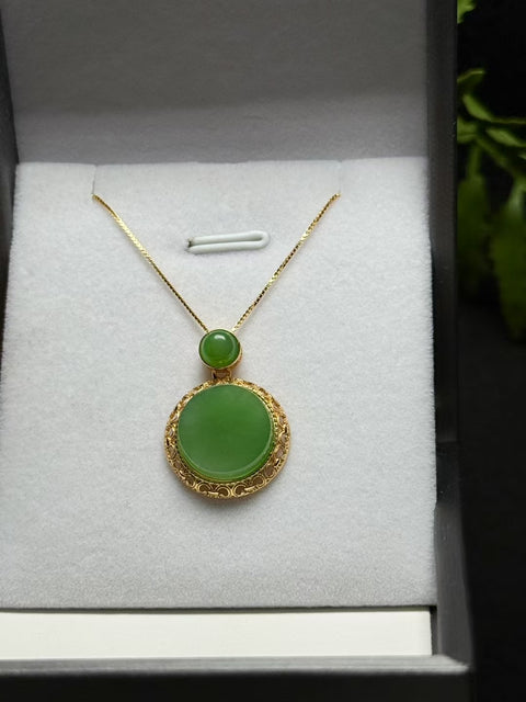 Giok Hetian Hijau Apel, melambangkan kedamaian dan keamanan, melindungi hidup Anda. Struktur kokoh 🍃Tataan perak berwarna 925. Perkiraan ukuran: 13,5×3㎜. Gratis biaya kirim dan pajak