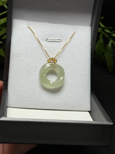 Giok Hetian [Mobius Strip] Gesper Perdamaian Melambangkan kedamaian dan kebahagiaan, cinta tanpa akhir🧧 Giok halus dan lembut, penuh lem, bertatahkan perak berwarna 925, ukuran sekitar: 20×5㎜, gratis ongkos kirim dan pajak