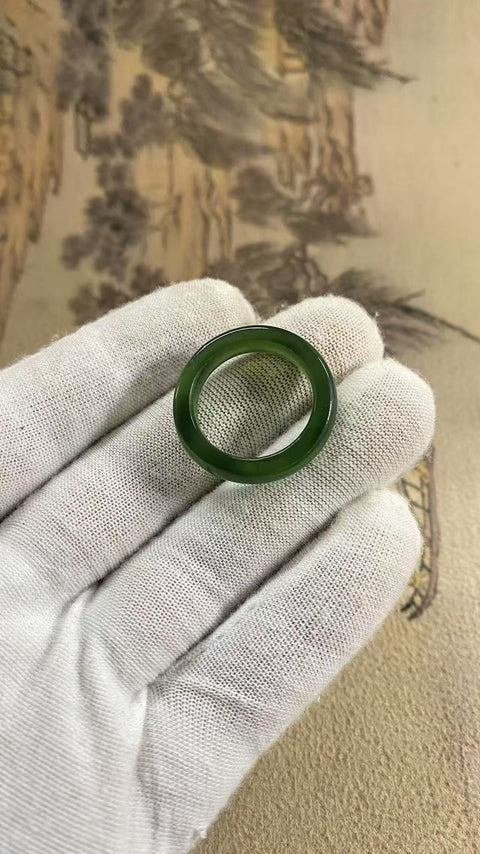 Cincin giok Xiuyan hijau penuh yang indah, warna hijau, kepala air penuh, diameter 18,4mm, batu alam terbentuk secara alami, pola acak, gratis pajak pengiriman