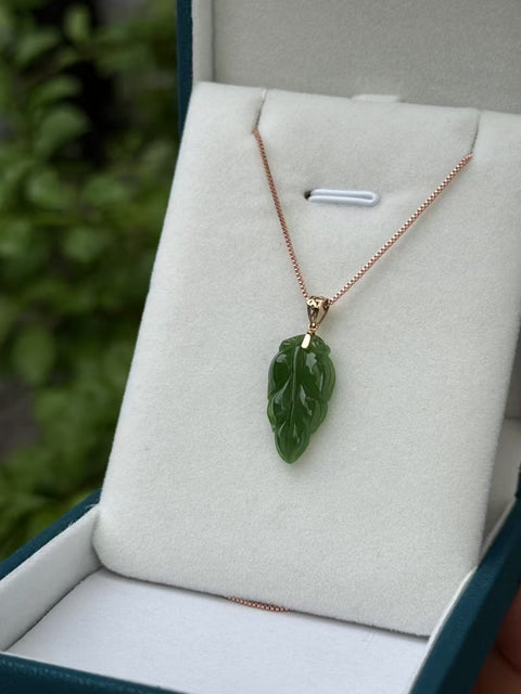 Kalung Daun "Ye🍃" dari Giok Hetian, melambangkan keluarga besar dan bisnis yang makmur! Kaya dalam semalam~ Tatahan emas 18k, ukuran: kurang lebih: 21×13×5㎜, gratis ongkos kirim dan pajak