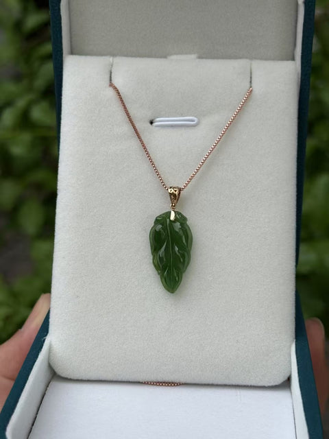 Kalung Daun "Ye🍃" dari Giok Hetian, melambangkan keluarga besar dan bisnis yang makmur! Kaya dalam semalam~ Tatahan emas 18k, ukuran: kurang lebih: 21×13×5㎜, gratis ongkos kirim dan pajak