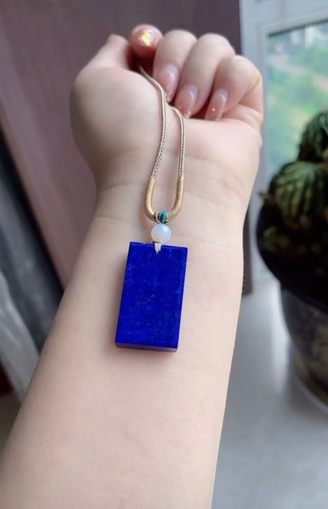 Batu lapis lazuli alami, dominan warna biru tua dengan sedikit putih, sangat menonjolkan warna putih, ukuran 3,2 x 1,9 cm. Termasuk biaya pengiriman dan pajak.