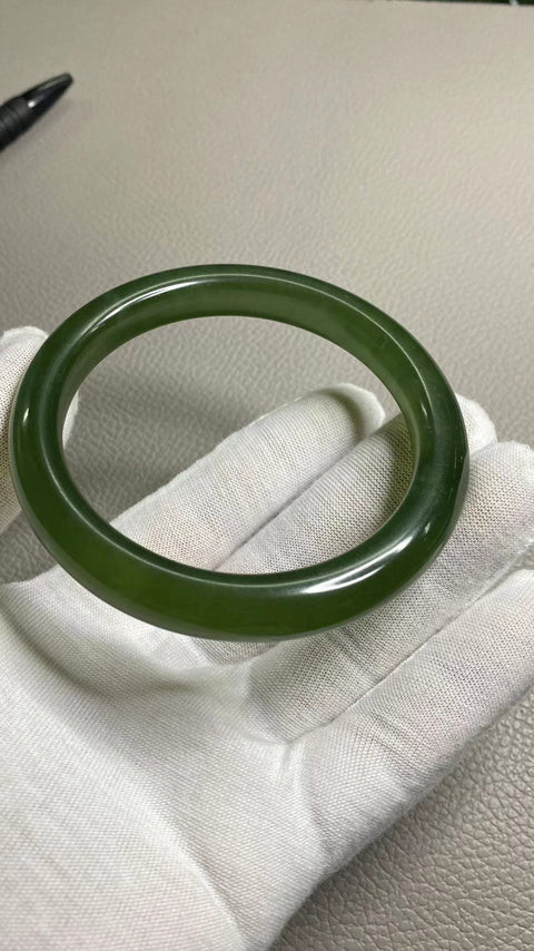 Gelang hijau penuh giok Xiu alami, diameter 65,5 mm, lebar samping 11,8 mm, potongan giok semuanya diproduksi secara alami dengan pola acak, termasuk pengiriman dan pajak