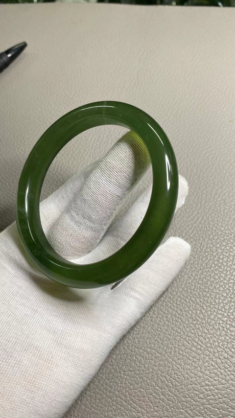 Gelang hijau penuh giok Xiu alami, diameter 65,5 mm, lebar samping 11,8 mm, potongan giok semuanya diproduksi secara alami dengan pola acak, termasuk pengiriman dan pajak