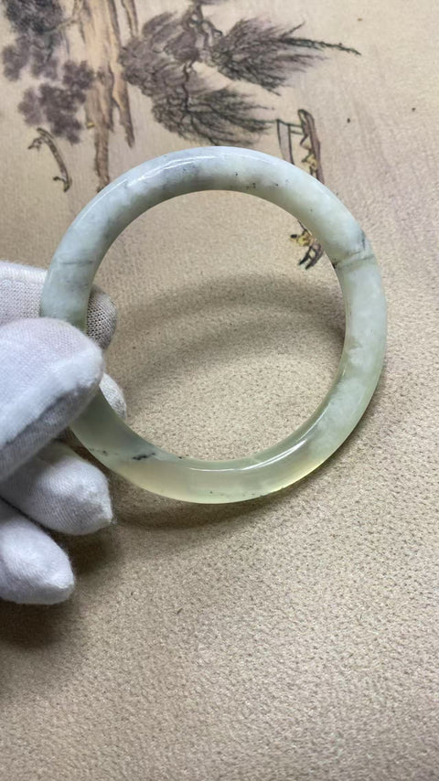 Gelang tangan cantik dari batu giok Xiu Yu jenis es hijau, diameter 57,3 mm, lebar 8 mm. Batu alam ini terbentuk secara alami, pola motifnya acak. Termasuk biaya pengiriman dan pajak.