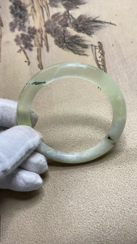 Gelang tangan cantik dari batu giok Xiu Yu jenis es hijau, diameter 57,3 mm, lebar 8 mm. Batu alam ini terbentuk secara alami, pola motifnya acak. Termasuk biaya pengiriman dan pajak.