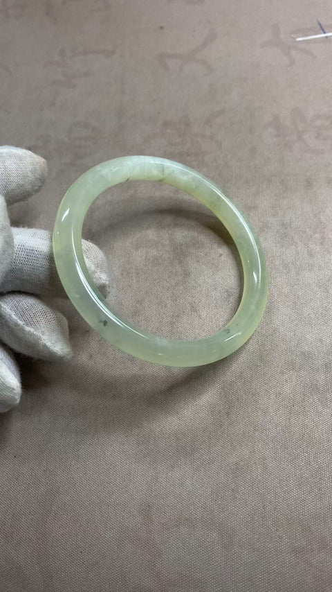 Gelang kecantikan giok Xiuyan dengan dasar es yang indah, diameter 56,5, batu alam terbentuk secara alami, pola acak, termasuk ongkos kirim dan pajak