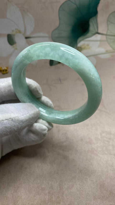Gelang giok Xiuyan azure frost yang indah, dengan mulut kecil, diameter 53,3 mm, lebar sisi 12,6 mm, batu alam alami, pola acak, sudah termasuk pajak dan biaya pengiriman