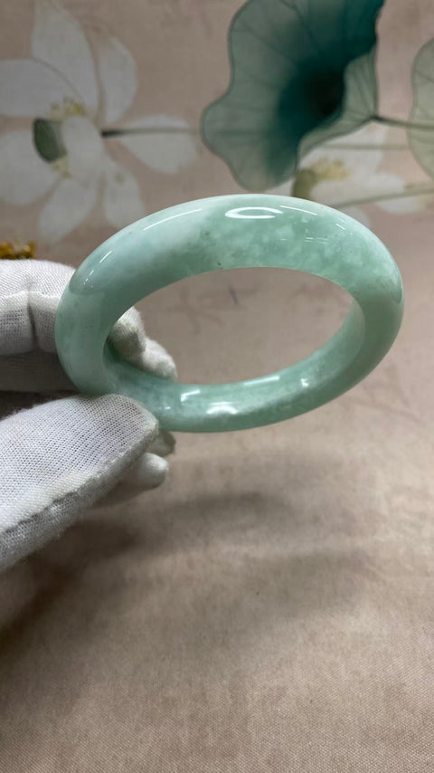 Gelang giok Xiuyan azure frost yang indah, dengan mulut kecil, diameter 53,3 mm, lebar sisi 12,6 mm, batu alam alami, pola acak, sudah termasuk pajak dan biaya pengiriman