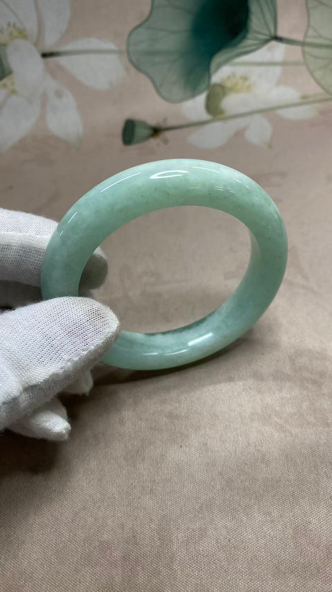 Gelang giok Xiuyan azure frost yang indah, dengan mulut kecil, diameter 53,3 mm, lebar sisi 12,6 mm, batu alam alami, pola acak, sudah termasuk pajak dan biaya pengiriman